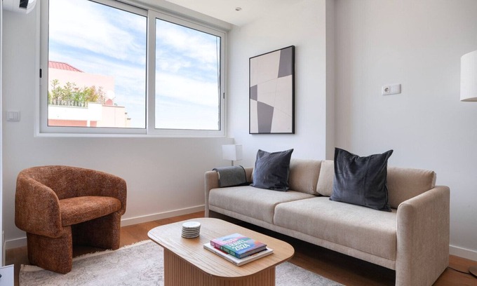 Alvalade Apartment | Blueground | Alvalade, turnkey home + kitchen