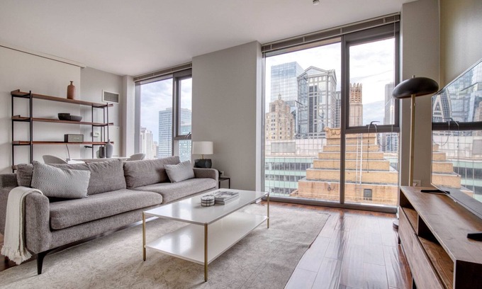 Downtown Chicago Apartment | Blueground | Chicago Loop, pool, nr Millennium Park
