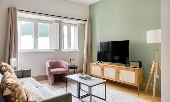 Santa Isabel Apartment | Blueground | Estrela, furnished & equipped