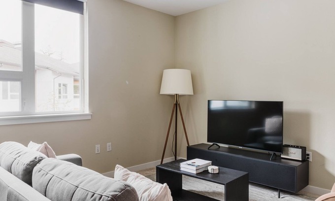 Newcastle Apartment | Blueground | Newcastle, gym, nr parks