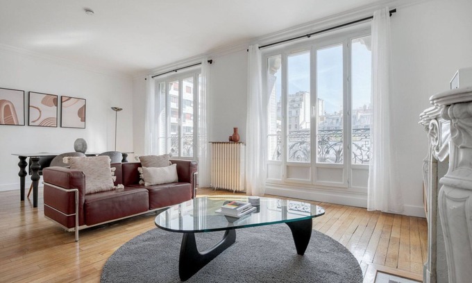 16th Arrondissement Apartment | Blueground | Passy, nr shopping & dining