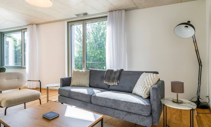 Center Apartment | Blueground | Saatlen, balcony, nr Zurich Zoo