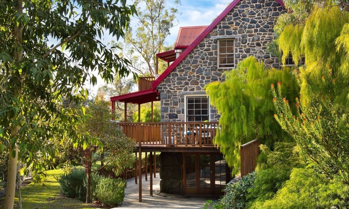 Hepburn House | Bluegums Retreat - (a haven for families and groups of friends)