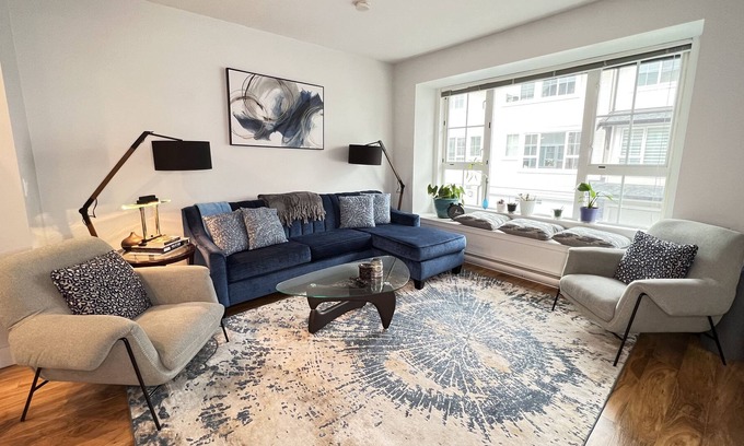 Surrey House | Blueprint Townhouse w/KING BD+Fast Wi-Fi+EV charging
