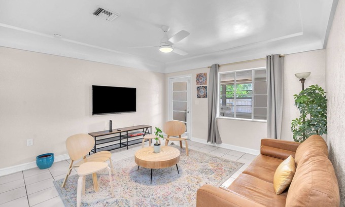 Dania Beach House | Bluewave Bungalow #2 | Cozy Retreat with Charm 2/1