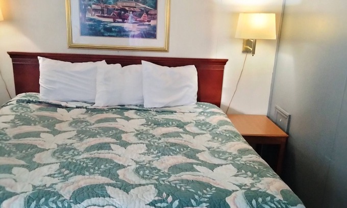 El Dorado House | Blueway Inn & Suites El Dorado-Deluxe 1 King Bed Non-Smoking