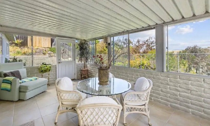 Loma Alta House | Bluff Bungalow/VIEW/3 mi to beach/King bed/Pet friendly