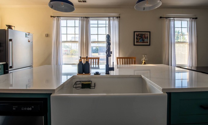 Central Gardens Apartment | Bluff City Luxe-Loft; 2 bed/2 bath, king bed, 2000 sf! Newly Renovated