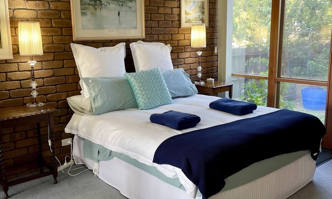 St Leonards Apartment | Bluff House Studio 2min beach.Short term Exclusive 2 guests. Coffee Machine.