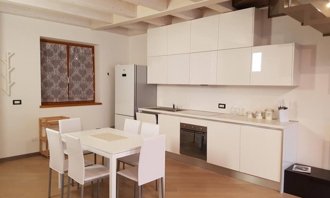 Magugnago Apartment | Bmp Apartment DELUXE 1 with Jacuzzi and lake view