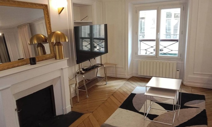 Quartier de la Place-Vendome Apartment | BnBNook - Bright 1BR by Louvre and Tuileries Gardens