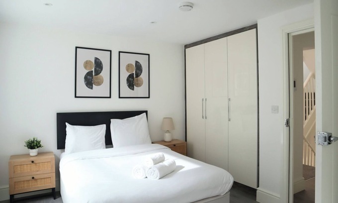 Fitzrovia Apartment | BnBNook - Cozy 3BR Steps from Regent’s Park and Soho