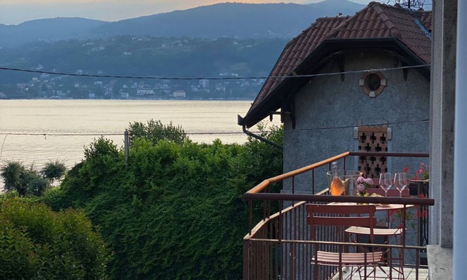 Ranco Apartment | Bnbook-La Casa di Orazio & Carla