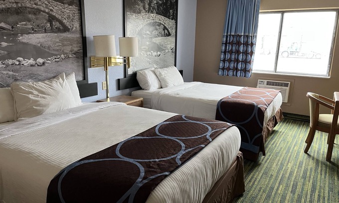 Waterloo Hotel | Boarders Inn & Suites by Cobblestone Hotels - Waterloo/Cedar Falls