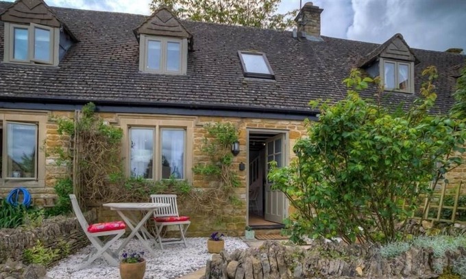 Little Rissington Cottage | BOBBLE COTTAGE, pet friendly, with a garden in Little Rissington