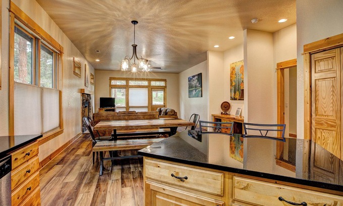 Estes Park House | Bobcat -Premier Mountain Getaway - A/C & Hot Tub!