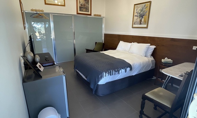 Kyneton Bed & Breakfast | Bodkin cottage room #4 amongst the trees