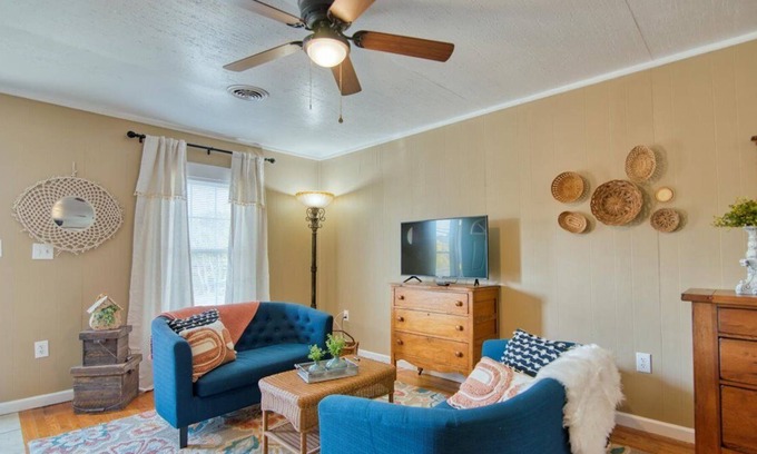 Bristol House | BOHO Broad! Close to CASINO! PET friendly, fenced yard!