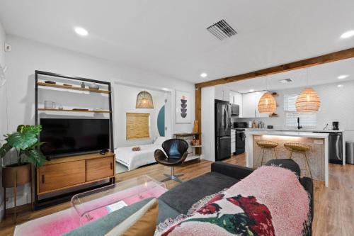 Middle River Terrace Villa | Boho home:near beach/cruise/airport/cruises