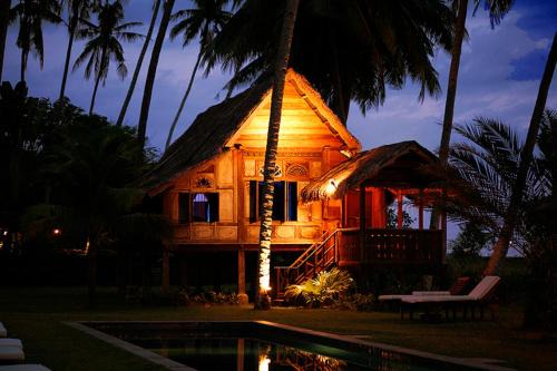 Kampung Kedawang Villa | Bon Ton Antique Wooden Villas