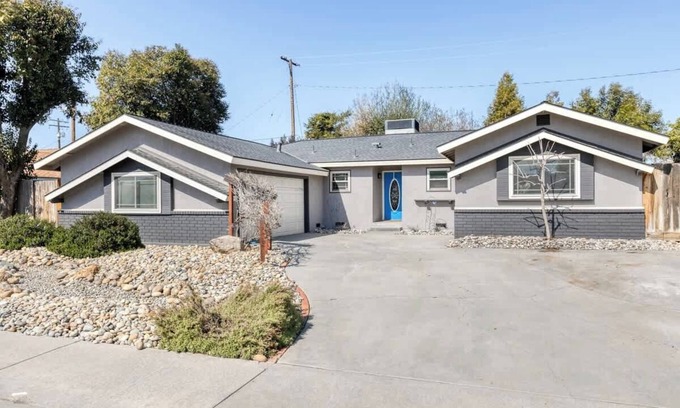 Porterville House | Bonita Blue - Spa & Zen Pond