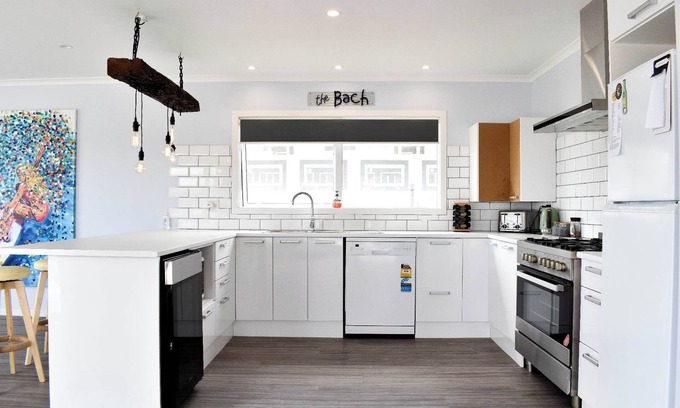 Baylys Beach House | Bonnie Bach with Sea Views