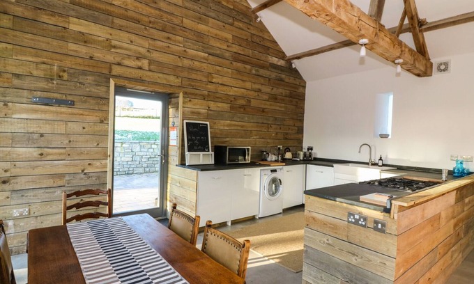 Coed-Y-Paen Cottage | BONNIE BARN, family friendly, with a garden in Usk