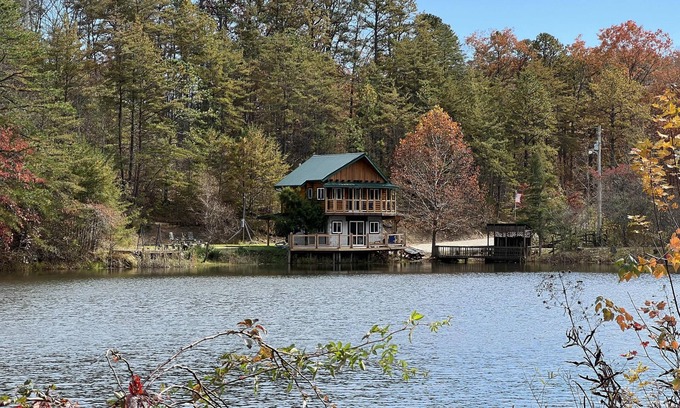 Beattyville Cabin | Boo Bear: New luxe lakeside cabin, hottub, caves, fast Wifi @ BearTrackLake