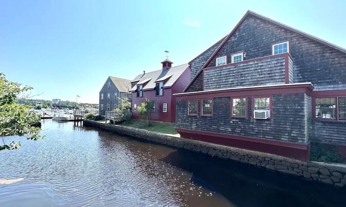 Manchester-by-the-Sea Condo | Boo-Bird by The Sea in Downtown Manchester MA