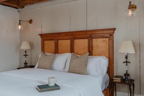 Hobart Apartment | Book Village Inn - Hemingway Room King Bed