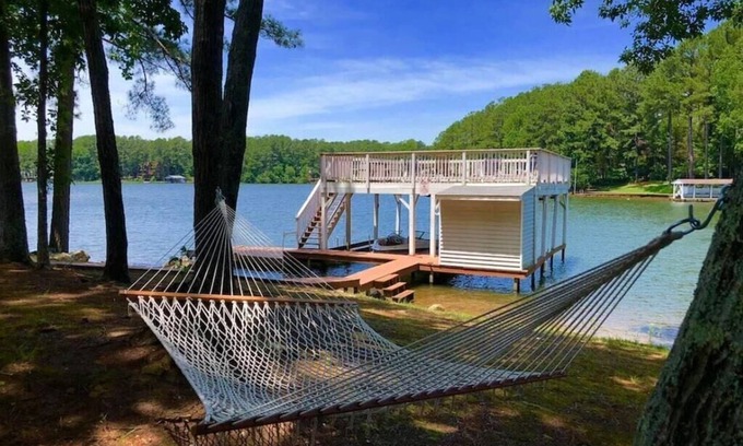 Henrico House | Booking Special-$500 Boat Rental, Lakefront, Family/Pet Friendly, Flat Lot