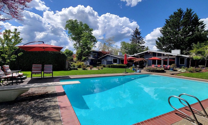 Grants Pass House | BookStayHop - The Scoville House- Pool, Gym, Gorgeous Outdoor Space!