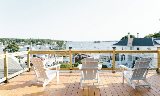 Boothbay Harbor Hotel | Boothbay Harbor Greenleaf Inn - 2 Story Owners Villa, Private Kitchen, Sky deck!