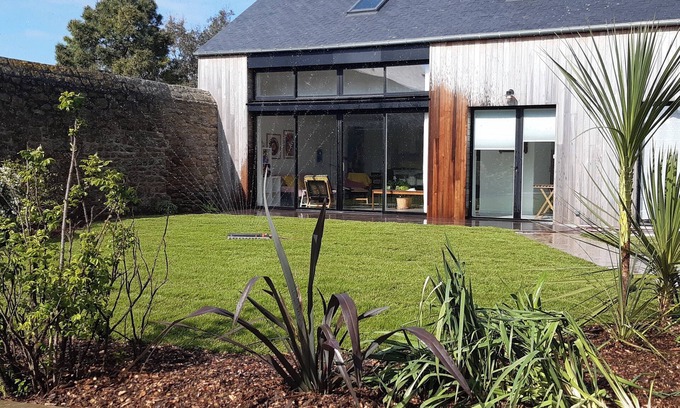 Gatteville-le-Phare House | Bord de Mer. Maison Contemporaine Avec Jardin au Coeur du Village de Barfleur