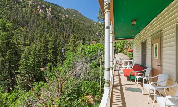 Manitou Springs House | Borders Manitou Incline, Barr Trail, Cog Railway, Creek~Private Drive~HOT TUB!