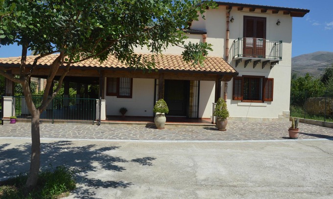 Partinico Villa | Borgo Parrini Holiday Home. Relaxing holiday in the Sicilian countryside.