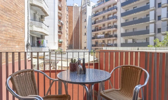 el Fort Pienc Apartment | Born Area: flat for 8 w/shared pool near the beach