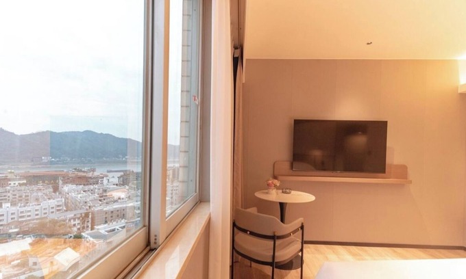 Wanxiu District Hotel | BORRMAN HOTEL WUZHOU