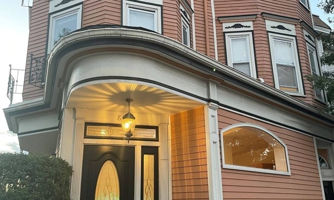 Dorchester Apartment | Boston Spacious Apartment with private outdoor patio