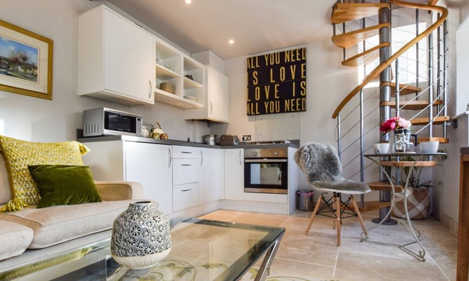 Bibury Cottage | Bothy at Arlington - sleeps 2 guests in 1 bedroom