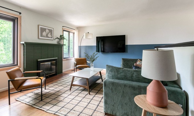 South Boulder House | Boulder Basecamp – 6BR Home w/Deck & Views