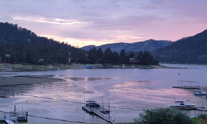 Boulder Bay Cabin | Boulder Bay Villa: Gorgeous Lakefront! Beautiful Lake Views! Gas BBQ! Steps to the Lake! Cable!