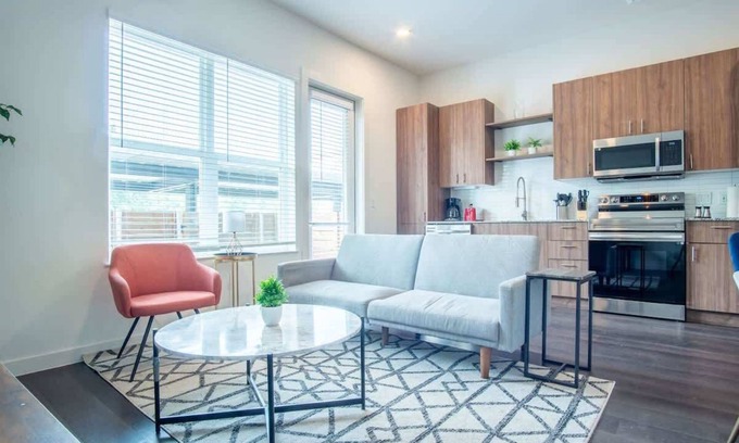 Dallas Apartment | Boulevard Stays Comfortable 1BR Suite w Pool, Parking, Gym 02