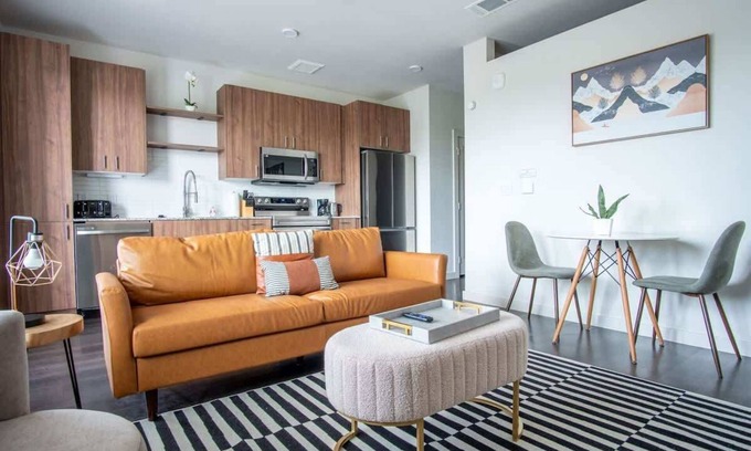 Dallas Apartment | Boulevard Stays Comfortable 1BR Suite w Pool, Parking, Gym 04