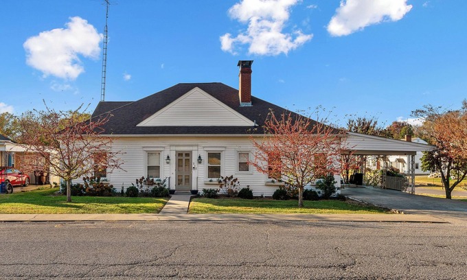 Springfield House | Bourbon Country, HOT TUB, New Firepit, BBQ Grill! Fall Savings Now!