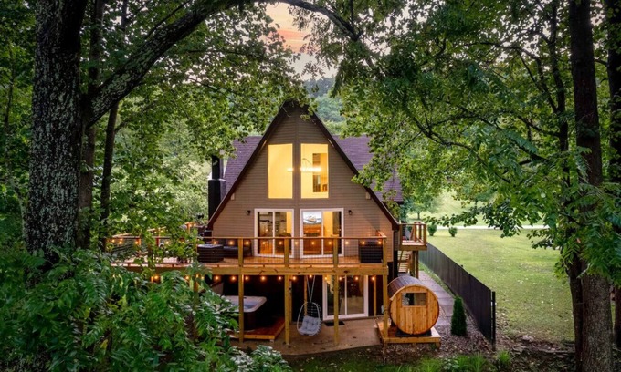 Frankfort House | Bourbon Trail*River Views*Hot Tub*Sauna*EVSE*WiFi