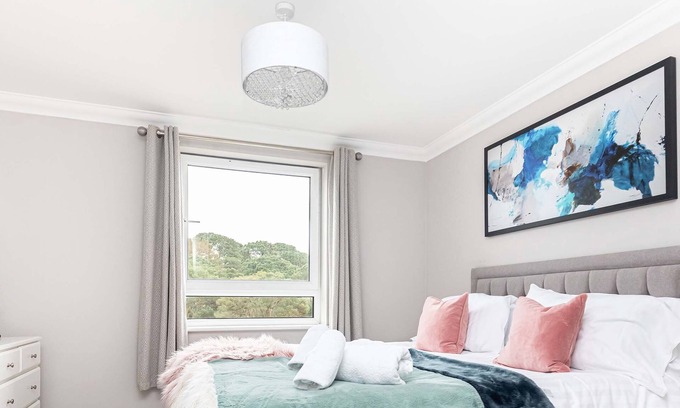 Westbourne Apartment | BOURNECOAST: MODERN APARTMENT - BALCONY & PARKING - NEAR SANDY BEACHES - FM6326