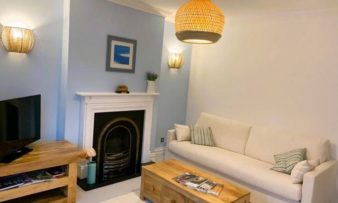 Boscombe Apartment | BOURNECOAST - STYLISH TWO BEDROOM APARTMENT IN A GOOD LOCATION - Wi-Fi - FM9560