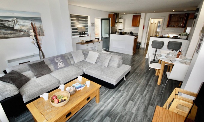 Bournemouth Apartment | Bournemouth hot tub and sauna holiday let