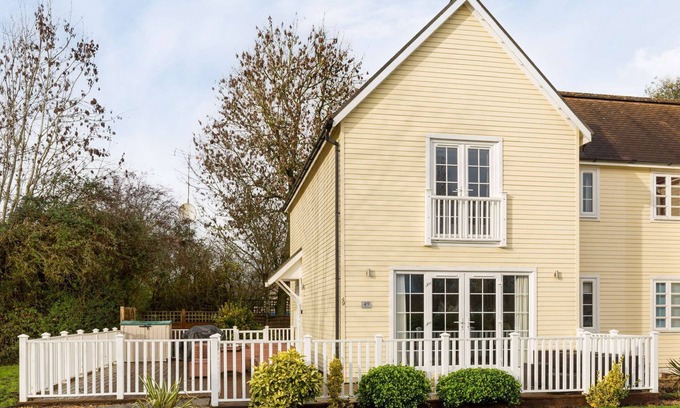 South Cerney House | Bourten House on Windrush Lake